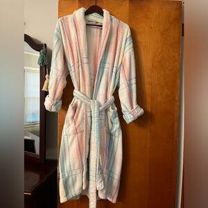 Women’s Robe Medium white,peach, mint green,blue,yellow stripes with tie